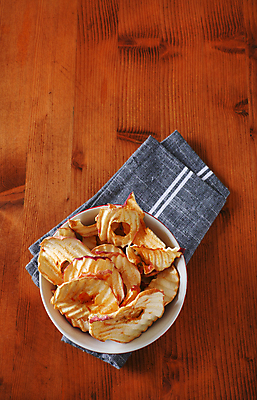 포토 JPG 해외이미지 그릇 실내 사람없음 하이앵글 사과 천 건과일 카피스페이스 나무배경 해외202105 해외포토 식기 뷰포인트 백그라운드 과일 건조 내부 공백 직물 파일형식