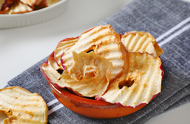 포토 JPG 해외이미지 실내 사람없음 아웃포커스 사과 흰배경 건과일 나무그릇 해외202105 해외포토 그릇 백그라운드 과일 건조 촬영기법 내부 목재 흰색 파일형식