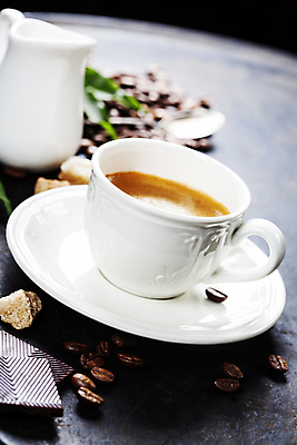 포토 JPG 해외이미지 스튜디오촬영 커피 검은배경 실내 사람없음 원두 커피잔 프림 해외202004 해외포토 음료 백그라운드 잔 내부 검은색 파일형식