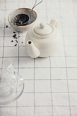 포토 JPG 해외이미지 실내 사람없음 식탁보 도자기 찻잔 찻주전자 찻잎 해외202004 차거름망 해외포토 주전자 잔 내부 차_음료 파일형식