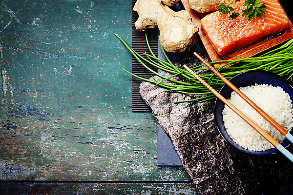 포토 JPG 해외이미지 채소 젓가락 밥 실내 사람없음 회 참치 날것 연어 연어요리 연어회 카피스페이스 해외202004 해외포토 음식 수저 어류 내부 공백 생선회 파일형식