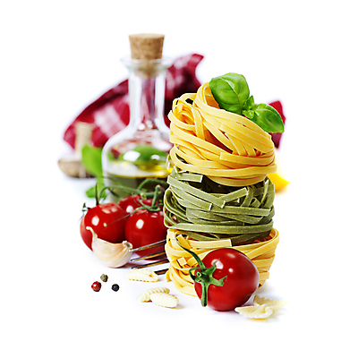 포토 JPG 해외이미지 방울토마토 유리병 사람없음 아웃포커스 버섯 올리브오일 흰배경 후추 바질 통후추 파르팔레 파스타면 페투치네 해외202004 푸질리 해외포토 백그라운드 토마토 식재료 병_용기 파스타 촬영기법 흰색 면류 기름_음식 향신료 파일형식