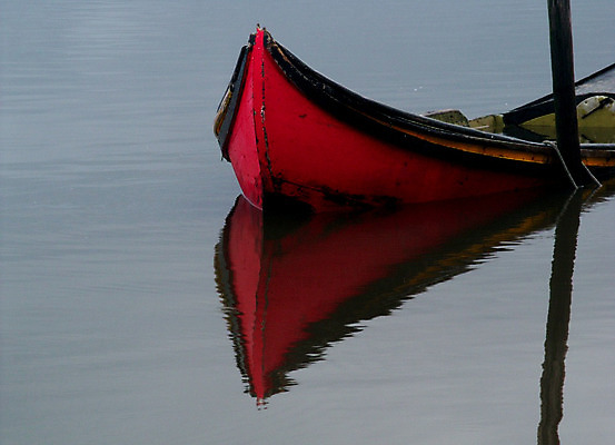 포토 JPG 해외이미지 파도 바다 사람없음 반사 거울 보트 은행 북쪽 대서양 혼자 해외202004 해외202105 해외포토 배_교통 금융 방향 파일형식