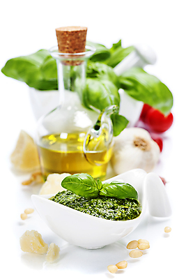 포토 JPG 해외이미지 실내 마늘 사람없음 이탈리아음식 올리브오일 흰배경 잣 바질 소스그릇 페스토 해외202004 해외포토 그릇 백그라운드 채소 서양음식 내부 견과류 흰색 소스_음식 기름_음식 파일형식