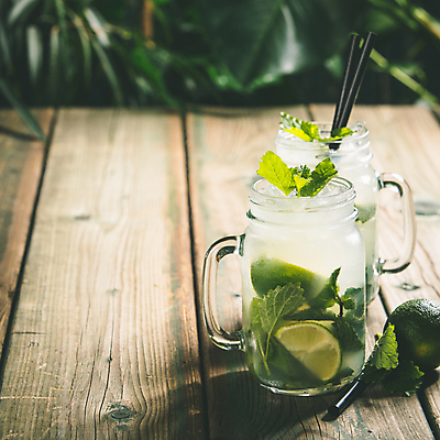 포토 JPG 해외이미지 유리병 빨대 사람없음 민트 라임 나무탁자 모히토 카피스페이스 해외202004 해외포토 과일 탁자 병_용기 공백 칵테일 허브 파일형식