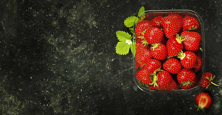 포토 JPG 해외이미지 꽃 딸기 검은배경 실내 사람없음 하이앵글 담기 플라스틱통 카피스페이스 딸기잎 해외202004 해외포토 식물 뷰포인트 백그라운드 잎 과일 모션 통 내부 검은색 공백 플라스틱 파일형식