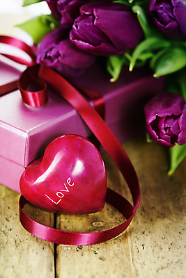 포토 JPG 해외이미지 꽃잎 리본 사람없음 장식 선물상자 상자 튤립 하트 나무배경 해외202004 해외포토 모양 꽃 백그라운드 선물 파일형식