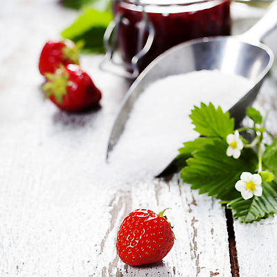 포토 JPG 해외이미지 꽃 딸기 실내 근접촬영 사람없음 설탕 흰배경 딸기잼 스쿱 딸기잎 해외202004 해외포토 식물 뷰포인트 백그라운드 잎 과일 내부 흰색 잼 파일형식