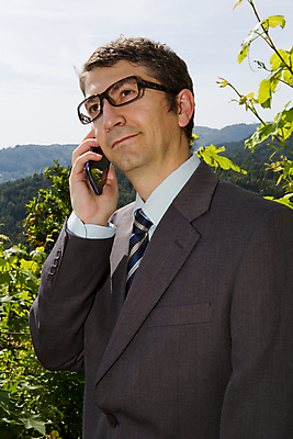 포토 JPG 해외이미지 백인 모델 라이프스타일 남자 행복 통신 자연 모바일 한명 미소 사람 성인 야외 스마트폰 유행 외침 기쁨 비즈니스맨 자신감 스마트 싱글 컨설턴트 해외202004 해외202105 해외포토 서양인 1 감정 컨셉 비즈니스 표정 생활 핸드폰 스마트기기 소리 직장인 전문직 상담 생태계 파일형식