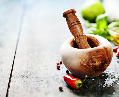포토 JPG 해외이미지 실내 근접촬영 사람없음 아웃포커스 나무바닥 홍고추 소금 절구 통후추 해외202004 해외포토 뷰포인트 고추 바닥 촬영기법 내부 도구 후추 파일형식