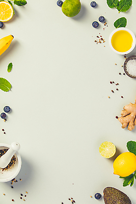 포토 JPG 해외이미지 프레임 바나나 사람없음 하이앵글 올리브오일 레몬 민트 블루베리 소금 종지 라임 절구 후추 생강 아보카도 나무그릇 절굿공이 카피스페이스 초록배경 해외202004 해외포토 그릇 뷰포인트 백그라운드 채소 과일 목재 초록색 공백 도구 기름_음식 허브 향신료 파일형식
