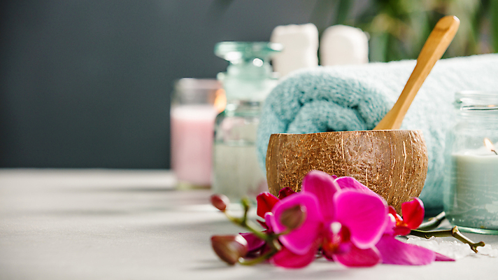 포토 JPG 해외이미지 꽃 실내 사람없음 아웃포커스 수건 숟가락 아로마 향초 아로마테라피 해외202004 해외포토 식물 초 촬영기법 수저 내부 위생용품 테라피 파일형식