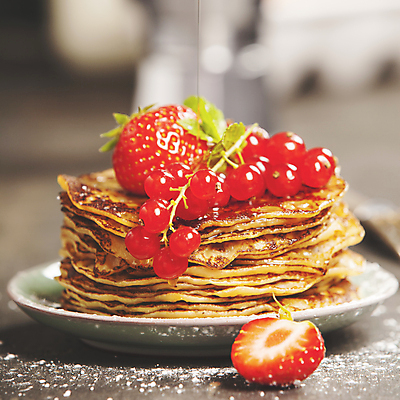 포토 JPG 해외이미지 접시 딸기 단면 실내 사람없음 아웃포커스 흐름 달콤 꿀 레드커런트 슈가파우더 크레이프 해외202004 해외포토 식기 열매 컨셉 과일 디저트 촬영기법 내부 맛 파일형식