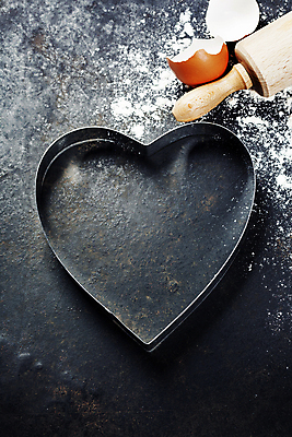 포토 JPG 해외이미지 검은배경 실내 사람없음 하트 계란껍데기 준비 밀가루 홈베이킹 제빵 쿠키틀 반죽밀대 해외202004 해외포토 모양 백그라운드 내부 제과제빵 계란 검은색 가루 밀대 제빵도구 파일형식