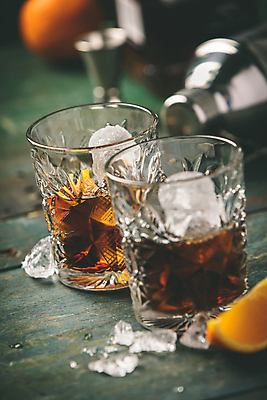 포토 JPG 해외이미지 실내 사람없음 아웃포커스 얼음 칵테일 나무바닥 양주잔 버번 쉐이커 위스키 해외202004 해외포토 자연요소 술잔 바닥 주류 촬영기법 내부 양주 파일형식