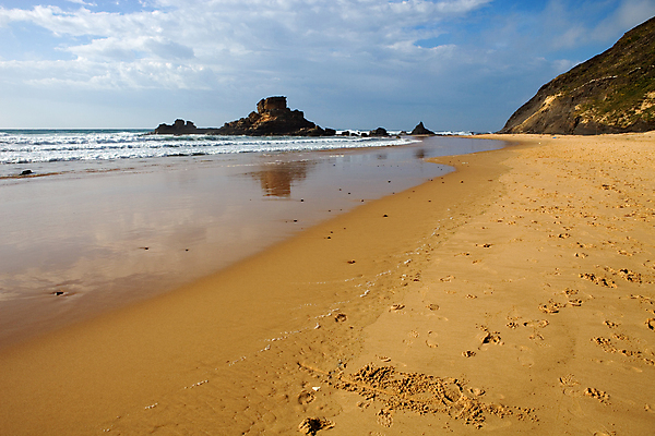 포토 JPG 해외이미지 구름 유럽 파도 바다 여행 자연 하늘 휴가 풍경 사람없음 초록색 물 여름 태양 노란색 평화 우주 환경 바위 만 지중해 포르투갈 언덕 장면 대서양 남쪽 내추럴 전국 해외202004 해외202105 해외포토 자연요소 계절 나라 컬러 컨셉 돌_바위 방향 생태계 파일형식