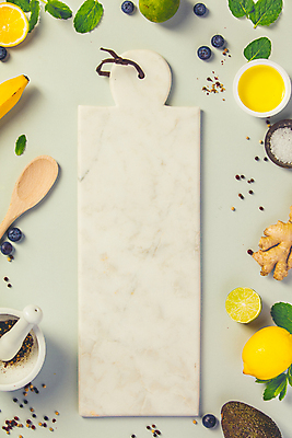 포토 JPG 해외이미지 도마 바나나 사람없음 하이앵글 올리브오일 레몬 민트 블루베리 소금 종지 라임 절구 후추 생강 나무숟가락 아보카도 나무그릇 절굿공이 초록배경 해외202004 해외포토 그릇 뷰포인트 백그라운드 채소 과일 주방용품 목재 초록색 숟가락 도구 기름_음식 허브 향신료 파일형식