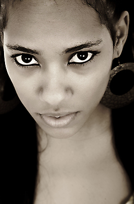 포토 JPG 해외이미지 여자 얼굴 흑인 신체 갈색머리 한명 사람 성인 청춘 유행 검은색 흰색 입 화려 속눈썹 피부 입술 코 광택 목 내추럴 고립 몽환 해외202004 해외202105 해외포토 서양인 1 헤어스타일 컬러 컨셉 신체부위 눈썹 파일형식