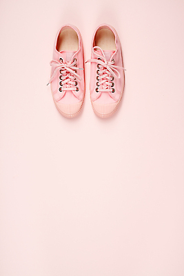 포토 JPG 해외이미지 실내 사람없음 유행 스니커즈 파스텔톤 분홍색배경 해외202004 해외포토 분홍색 컬러 백그라운드 운동화 내부 파일형식