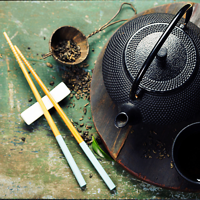 포토 JPG 해외이미지 실내 사람없음 하이앵글 찻잔 다기 찻주전자 나무젓가락 나무쟁반 젓가락받침대 초록배경 해외202004 차거름망 해외포토 뷰포인트 백그라운드 젓가락 주전자 잔 쟁반 내부 목재 초록색 다도 수저받침대 파일형식