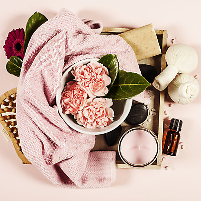 포토 JPG 해외이미지 그릇 꽃 잎 실내 사람없음 하이앵글 수건 머리빗 스파용품 비누 거베라 향초 아로마테라피 스톤 나무쟁반 허브볼 분홍색배경 아로마오일 해외202004 해외포토 식물 식기 뷰포인트 분홍색 백그라운드 초 쟁반 내부 목재 위생용품 스파 미용용품 오일_화장품 오브젝트 테라피 파일형식