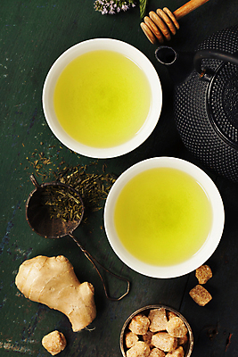 포토 JPG 해외이미지 실내 사람없음 하이앵글 찻잔 찻주전자 생강 찻잎 생강차 허니디퍼 초록배경 해외202004 차거름망 해외포토 뷰포인트 백그라운드 채소 주전자 잔 내부 초록색 차_음료 도구 파일형식