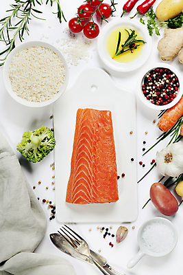 포토 JPG 해외이미지 포크 채소 실내 사람없음 하이앵글 쌀 나이프 날것 소금 연어 후추 바질 로즈메리 연어요리 연어회 플랫레이 해외202004 해외포토 식기 음식 뷰포인트 곡류 어류 내부 생선회 플랫 칼 허브 향신료 파일형식