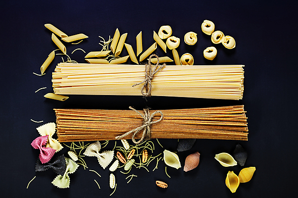 포토 해외이미지 리본 검은배경 실내 종류 사람없음 다발 노끈 파르팔레 파스타면 펜네 통밀 토르텔리니 해외202004 해외포토 줄 백그라운드 파스타 내부 검은색 면류 밀 파일형식