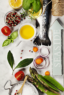 포토 JPG 해외이미지 그릇 화살표 방울토마토 실내 어류 사람없음 하이앵글 당근 올리브오일 레몬 해산물 흰배경 완두콩 아스파라거스 종지 후추 바질 노끈 로즈메리 나무숟가락 무지개송어 적양파 해외202004 해외포토 식기 줄 뷰포인트 백그라운드 토마토 채소 과일 양파 콩 뿌리채소 내부 숟가락 수중동물 흰색 기름_음식 허브 향신료 송어 파일형식