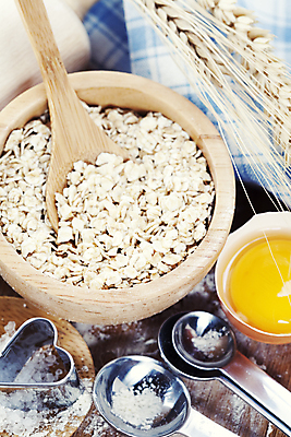 포토 JPG 해외이미지 실내 사람없음 벼 하트 준비 홈베이킹 제빵 쿠키틀 계량스푼 노른자 나무그릇 나무주걱 귀리 해외202004 해외포토 모양 그릇 주방용품 곡류 내부 목재 제과제빵 계란 주걱 제빵도구 파일형식