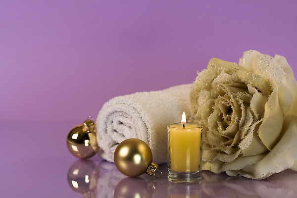 포토 JPG 해외이미지 꽃 실내 사람없음 수건 장식볼 아로마 향초 아로마테라피 보라색배경 해외202004 해외포토 식물 백그라운드 초 내부 장식 위생용품 보라색 테라피 파일형식