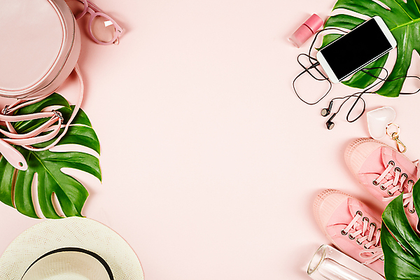 포토 JPG 해외이미지 안경 이어폰 실내 사람없음 스마트폰 유행 핸드백 스니커즈 열대잎 틴트 파스텔톤 분홍색배경 해외202004 해외포토 잡화 분홍색 컬러 음향기기 백그라운드 운동화 잎 가방 내부 핸드폰 스마트기기 화장품 파일형식