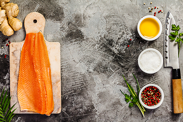 포토 JPG 해외이미지 도마 실내 사람없음 하이앵글 향신료 날것 소금 연어 후추 식칼 생강 연어요리 연어회 해외202004 해외포토 음식 뷰포인트 채소 주방용품 어류 내부 생선회 향미료 파일형식