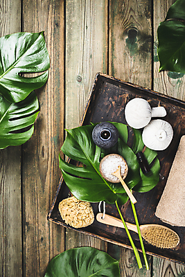 포토 JPG 해외이미지 잎 실내 사람없음 하이앵글 수건 나무바닥 아로마 아로마테라피 브러쉬빗 허브볼 입욕소금 해외202004 해외포토 식물 뷰포인트 바닥 내부 위생용품 미용용품 소금 테라피 파일형식