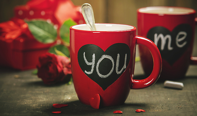 포토 JPG 해외이미지 실내 발렌타인데이 사랑 사람없음 선물상자 장미 숟가락 머그컵 하트 오브젝트 분필 해외202004 해외포토 모양 꽃 감정 데이이벤트 수저 선물 내부 컵 상자 초크 파일형식