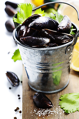 포토 JPG 해외이미지 사람없음 아웃포커스 레몬 양동이 흰배경 담기 소금 홍합 나무도마 해외202004 해외포토 백그라운드 과일 모션 어패류 도마 촬영기법 목재 흰색 파일형식