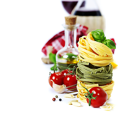 포토 JPG 해외이미지 마늘 사람없음 아웃포커스 와인 버섯 올리브오일 흰배경 후추 바질 유리주전자 통후추 파르팔레 페투치네 해외202004 해외포토 백그라운드 채소 유리 주전자 주류 촬영기법 흰색 기름_음식 향신료 파스타면 파일형식