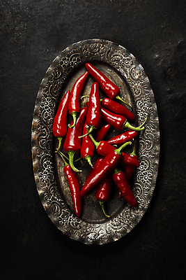 포토 JPG 해외이미지 접시 식재료 사람없음 하이앵글 매움 홍고추 해외202004 해외포토 식기 뷰포인트 고추 맛 파일형식