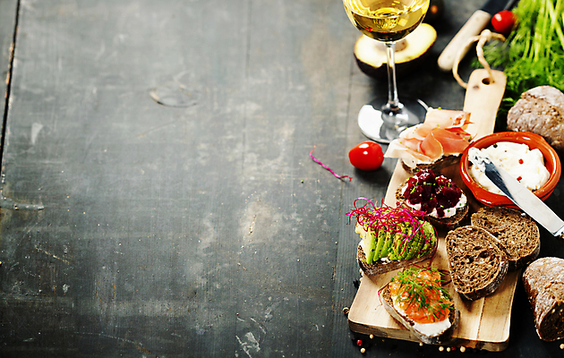 포토 JPG 해외이미지 빵 방울토마토 검은배경 실내 사람없음 이탈리아음식 애피타이저 화이트와인 햄 연어 아보카도 나무도마 버터나이프 브루스케타 비트 크림치즈 카피스페이스 해외202004 해외포토 음식 백그라운드 토마토 채소 과일 치즈 도마 서양음식 육류 어류 내부 목재 와인 검은색 공백 나이프 파일형식