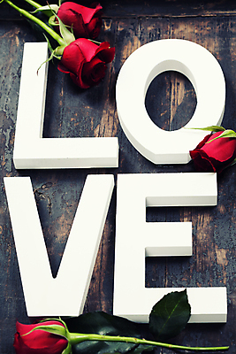 포토 JPG 해외이미지 영어 실내 발렌타인데이 사랑 타이포그라피 사람없음 단어 장미 오브젝트 나무바닥 해외202004 해외포토 문자 꽃 감정 데이이벤트 바닥 내부 파일형식