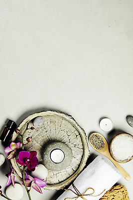 포토 JPG 해외이미지 실내 사람없음 하이앵글 수건 흰배경 스파용품 향초 아로마테라피 나무숟가락 나무쟁반 난초꽃 카피스페이스 아로마오일 입욕소금 해외202004 해외포토 꽃 뷰포인트 백그라운드 초 쟁반 내부 목재 위생용품 숟가락 스파 공백 흰색 미용용품 난초 오일_화장품 오브젝트 소금 테라피 파일형식