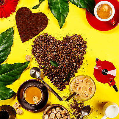 포토 JPG 해외이미지 잎 실내 사람없음 하이앵글 숟가락 원두 하트 커피잔 아이스커피 노란배경 라떼 시럽컵 핸드드립 해외202004 해외포토 모양 식물 커피 뷰포인트 백그라운드 잔 수저 내부 노란색 커피용품 파일형식