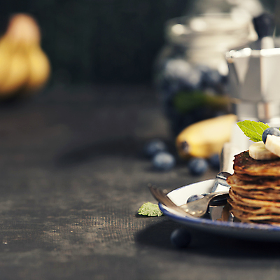 포토 JPG 해외이미지 접시 포크 검은배경 바나나 실내 사람없음 아웃포커스 달콤 민트 크레이프 카피스페이스 해외202004 해외포토 식기 백그라운드 과일 디저트 촬영기법 내부 검은색 공백 맛 허브 파일형식