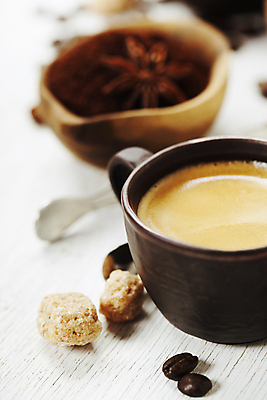 포토 JPG 해외이미지 스튜디오촬영 커피 실내 사람없음 아웃포커스 원두 커피잔 티스푼 해외202004 팔각회향 해외포토 음료 잔 촬영기법 내부 숟가락 향신료 파일형식