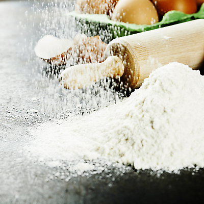 포토 JPG 해외이미지 회색배경 실내 사람없음 계란 준비 밀가루 홈베이킹 제빵 반죽밀대 해외202004 흩날리기 해외포토 백그라운드 모션 내부 제과제빵 알 회색 가루 밀대 파일형식