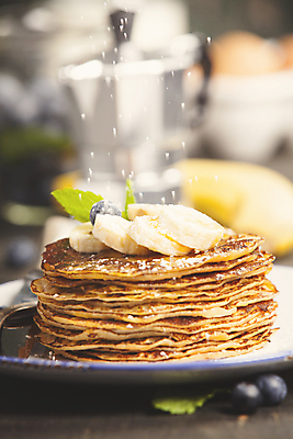 포토 JPG 해외이미지 접시 바나나 실내 사람없음 아웃포커스 달콤 뿌리기 블루베리 슬라이스 슈가파우더 크레이프 해외202004 해외포토 식기 과일 모션 디저트 촬영기법 내부 맛 파일형식