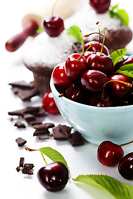 포토 JPG 해외이미지 그릇 잎 사람없음 아웃포커스 초콜릿 체리 컵케이크 흰배경 담기 머핀 밀대 해외202004 해외포토 식물 식기 빵 백그라운드 과일 모션 주방용품 디저트 촬영기법 케이크 흰색 파일형식