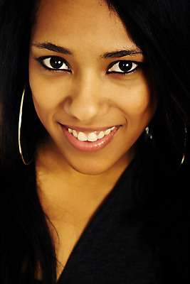 포토 JPG 해외이미지 여자 행복 얼굴 흑인 신체 갈색머리 한명 사람 성인 10대 청춘 갈색 유행 검은색 입 화려 속눈썹 피부 입술 코 광택 목 내추럴 고립 몽환 해외202004 해외202105 해외포토 서양인 1 헤어스타일 감정 컬러 컨셉 청소년 신체부위 눈썹 파일형식