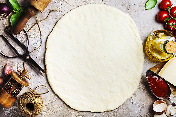 포토 JPG 해외이미지 식재료 방울토마토 실내 사람없음 올리브오일 토마토소스 노끈 도우 반죽밀대 후추갈이 해외202004 해외포토 줄 토마토 내부 소스_음식 기름_음식 밀대 분쇄기 파일형식