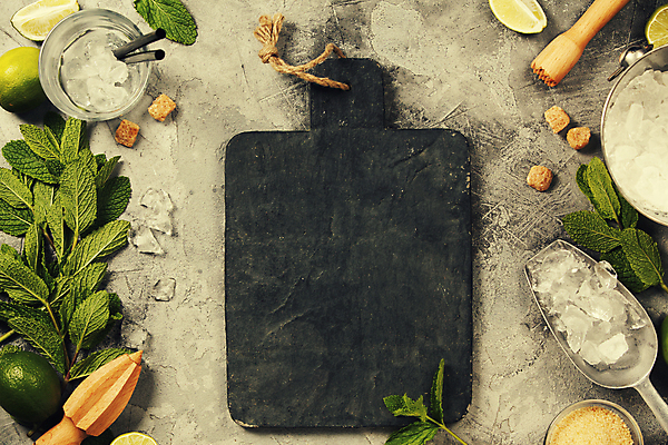 포토 JPG 해외이미지 회색배경 도마 실내 사람없음 하이앵글 얼음 칵테일 민트 라임 과즙기 모히토 스쿱 해외202004 해외포토 자연요소 뷰포인트 백그라운드 과일 주방용품 주류 내부 회색 허브 파일형식
